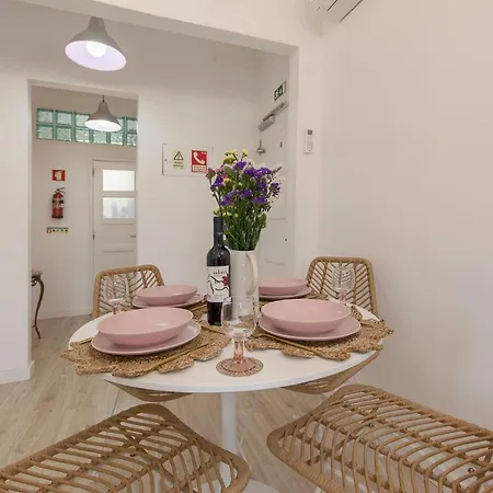 New Bright And Cozy In Graca Lisbon